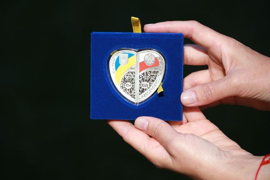 Набір із двох срібних монет &ldquo;Дружба та братство - найбільше багатство&rdquo; у футлярі" 2023 1717217825 фото